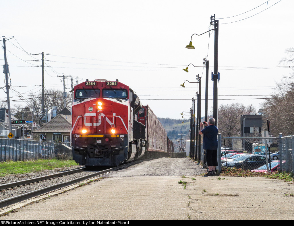 CN 3284 leads train 402 at Rimouski station
